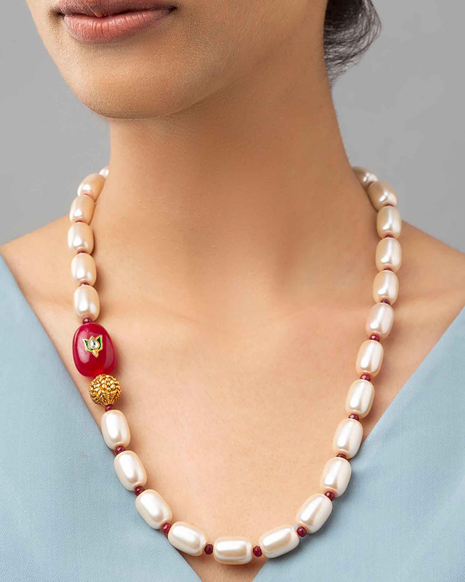 Gold Single-Layered Necklace With Agate Swarovski Beads