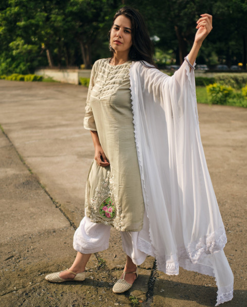 Buy Varaa Creation Anarkali Chikankari Kurti with Mirror Embroidery Pant  with Printed Malmal Dupatta| White 03 (XX-Large) at Amazon.in